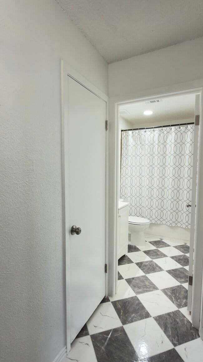 Building Photo - 302 Fair Oaks Blvd