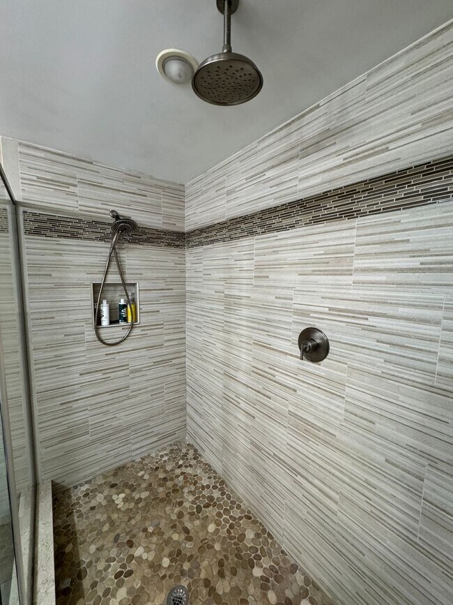 Building Photo - Waltham 3 bed 2.5 Bath