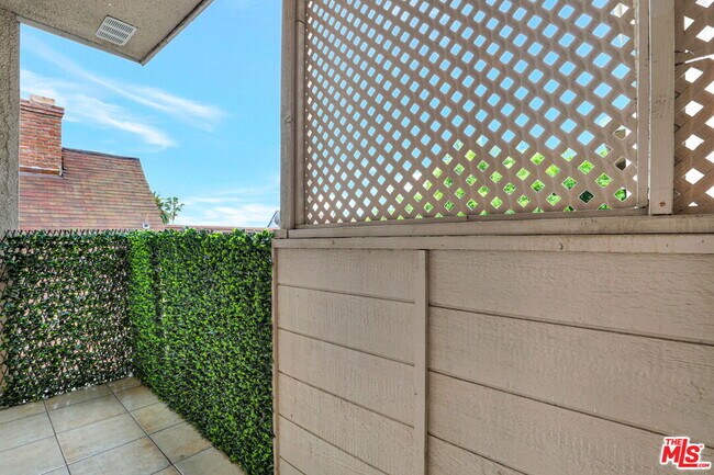 Building Photo - 1260 S Beverly Glen Blvd