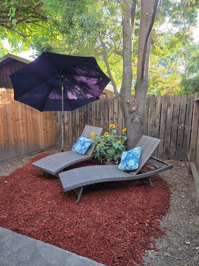 Building Photo - Healdsburg 2BR/1.5 Condo, 2 story, walk to...