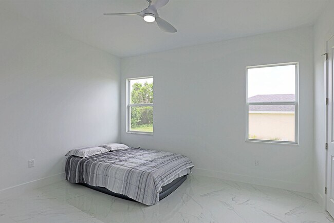Building Photo - Duplex-929 Eisenhower Blvd Lehigh Acres, F...