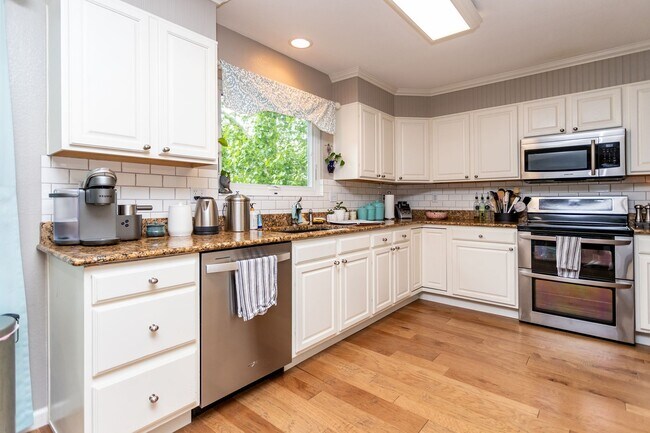 Building Photo - Charming Monument Retreat with  Private Ba...