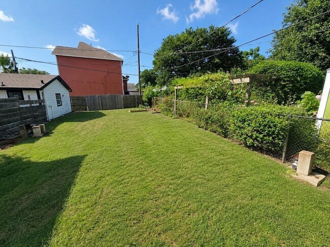 Building Photo - 5403 Ave Q 1/2