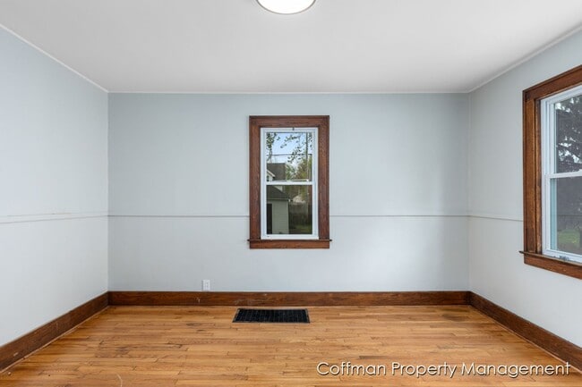 Building Photo - 4 Bed, 2 Bath Single Family Home