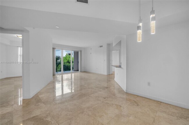 Building Photo - 19900 E Country Club Dr