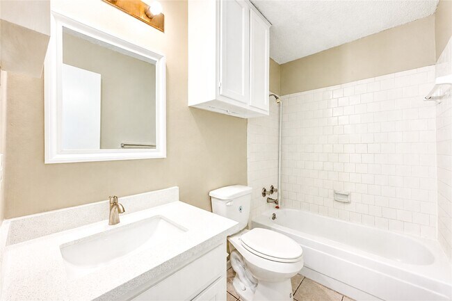 Building Photo - 212 Quaker Dr
