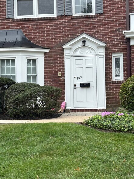 Entrance - 203 Lawrence Ave