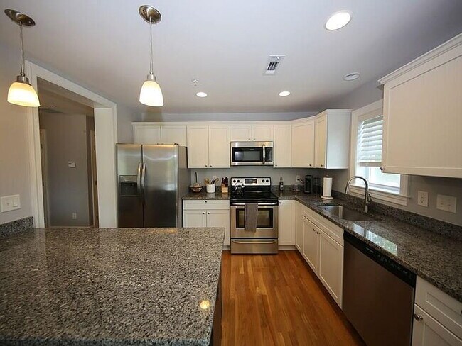 Building Photo - 10 Irma St