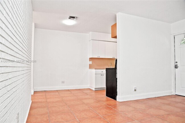 Building Photo - 304 SE 9th Ct