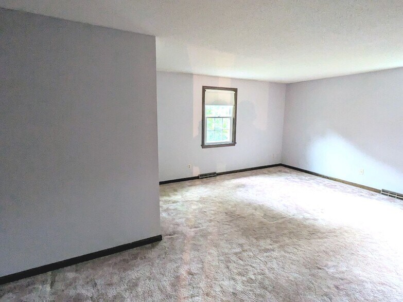 Building Photo - 867 Shaker Rd