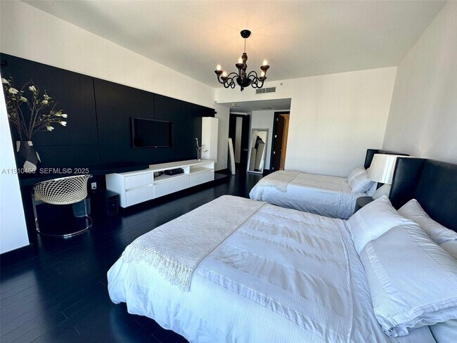 Building Photo - 1425 Brickell Ave