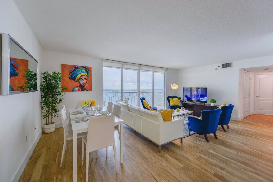 Building Photo - 1 SE 12th St