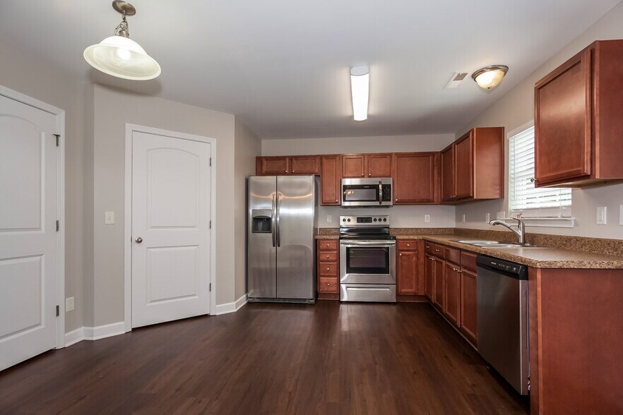 Building Photo - 1021 Ramsgate Dr SW