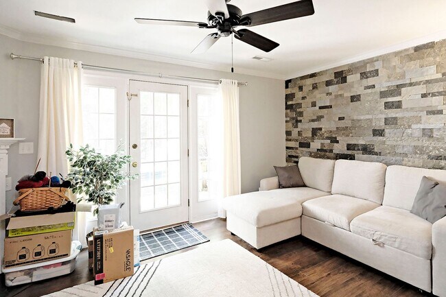 Building Photo - Pet-Friendly Forest Lakes North Townhome
