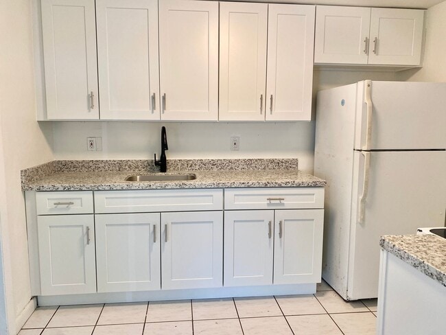 Building Photo - *** LARGE 4 BEDROOM SINGLE FAMILY HOME!***