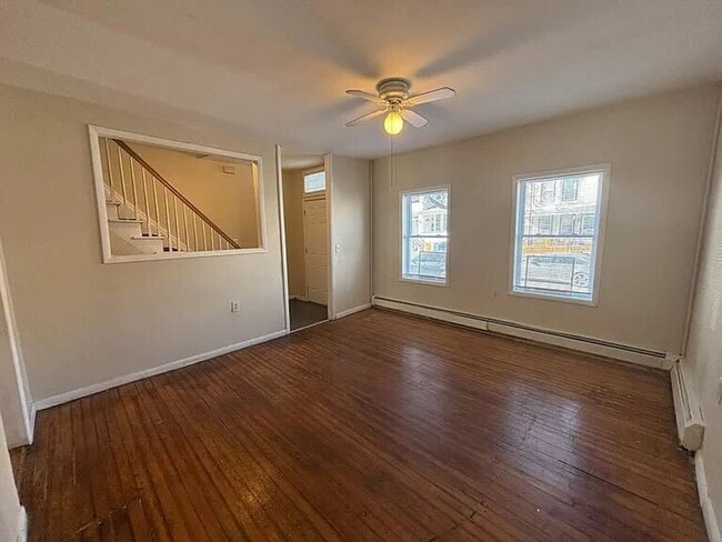 Building Photo - Spacious 4-bedroom house