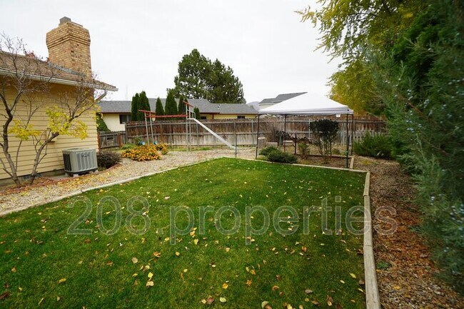 Building Photo - 3392 S Maze Ave