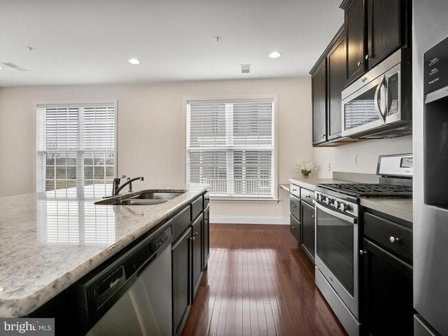 Building Photo - 147 Putnam Way