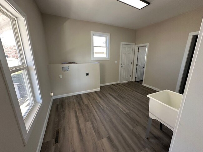 Building Photo - 5 Bed 3 Bath Springfield, MO