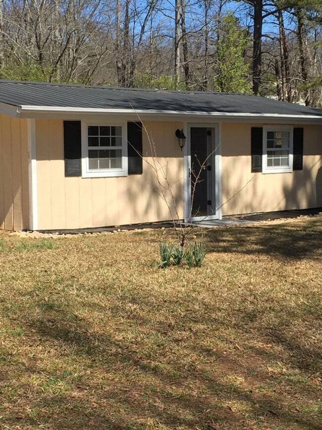 Building Photo - Fully Renovated Cottage with Lake Views in Gainesville