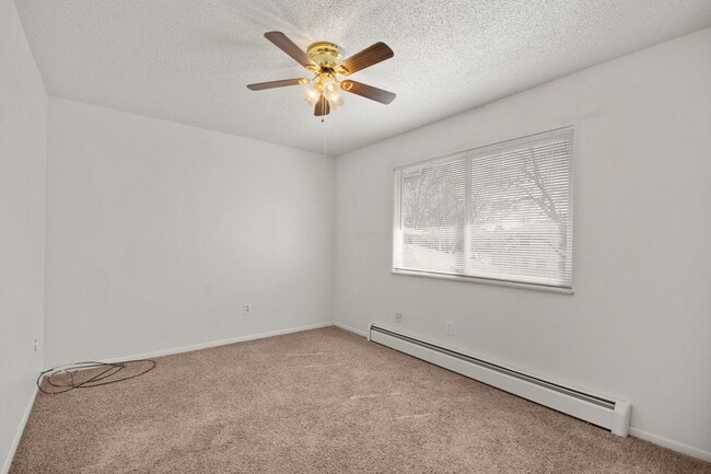 Building Photo - Bright Townhome in Lakewood!