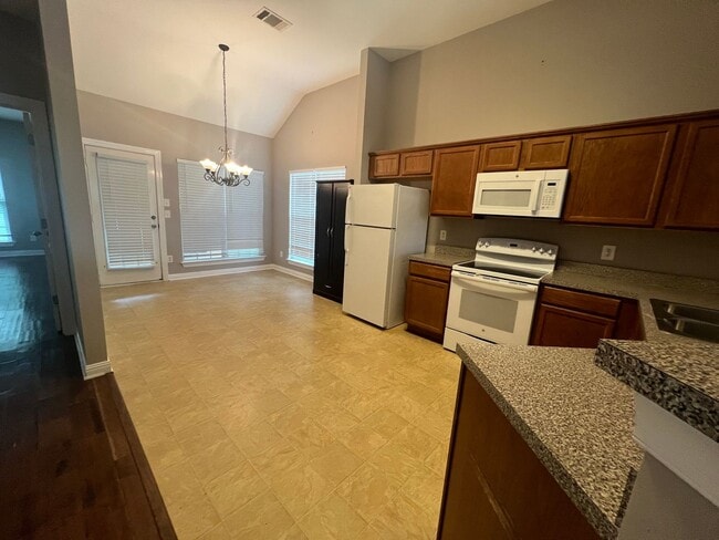 Building Photo - Spacious 3BR Home with Bonus Room in Prime...