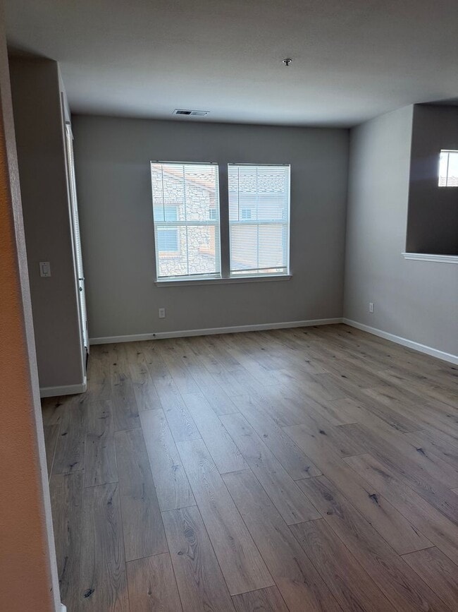 Building Photo - Beautifully Maintained 2 bedroom 2 bathroom Condo