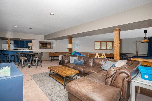Building Photo - "Spacious 4-Bedroom Retreat with 3.5 Baths...