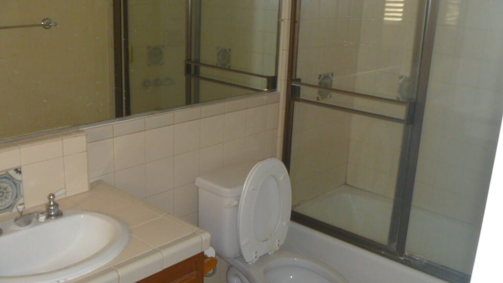 BEDROOM#4: FULL BATHROOM - 2106 Clark Ln