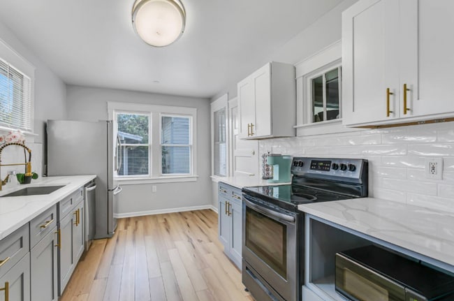 Building Photo - Furnished 2-Bedroom Corner Lot Home in Old Seminole Heights!