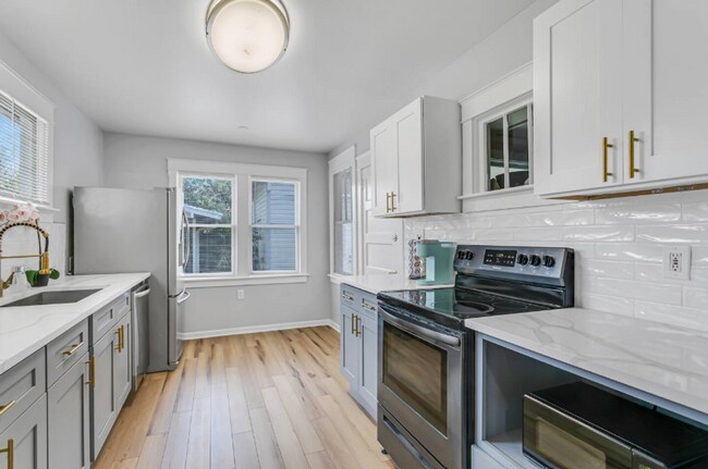 Building Photo - Furnished 2-Bedroom Corner Lot Home in Old...