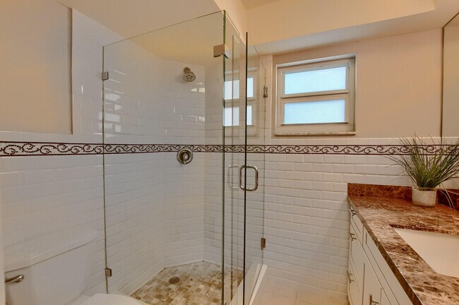 Building Photo - 333 NE 21st Ave