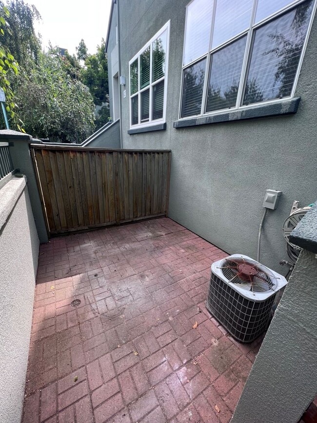 Building Photo - Nor Cal Realty Inc, 3 bedroom 3 bath townhouse with 2 car garage