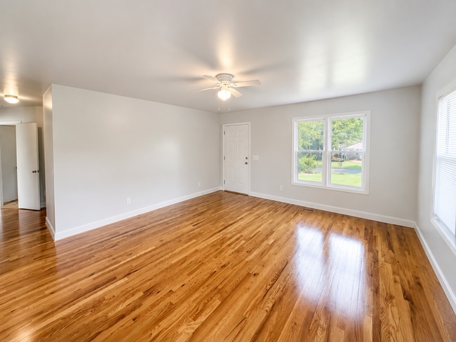 Building Photo - Three bedroom, 2 bath house in Gibsonville