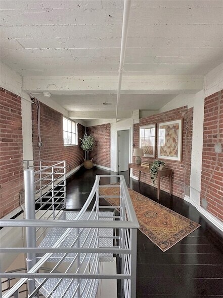 Building Photo - 312 W 5th St