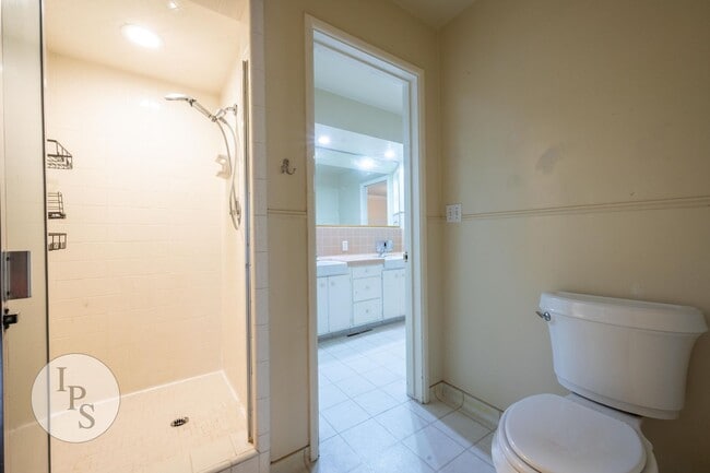 Building Photo - Fig Garden area Large Home, 4BR/3BA, Pool - Lots of Amenities!