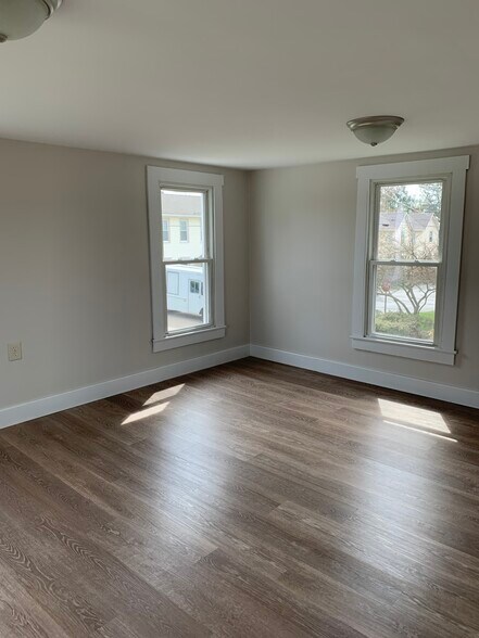 Large bedroom - 103 Green St