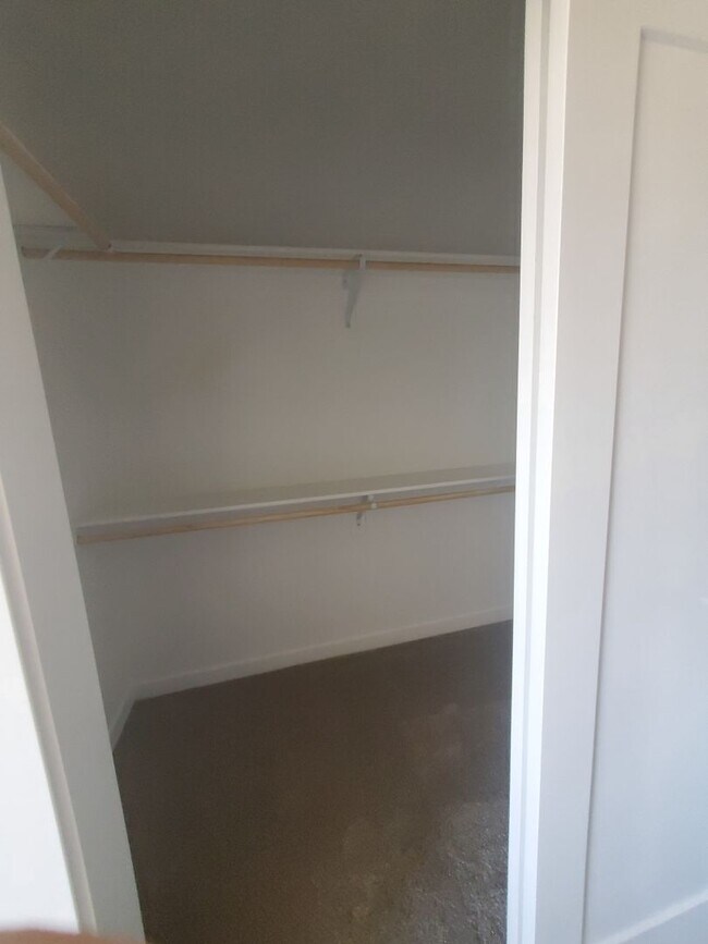 Building Photo - 3 Bedroom 3 Bath Townhouse 1st floor bed/bath