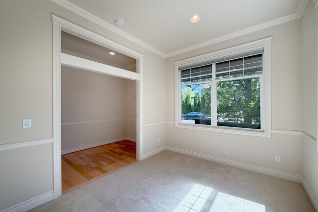 Building Photo - 3Bd/2.5Ba Redmond Home