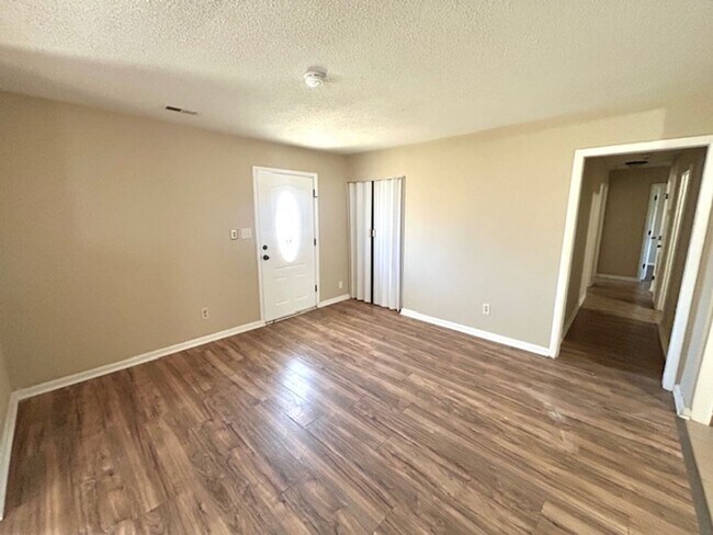 Building Photo - THREE BEDROOM HOME - CLOSE TO ALABAMA A&M