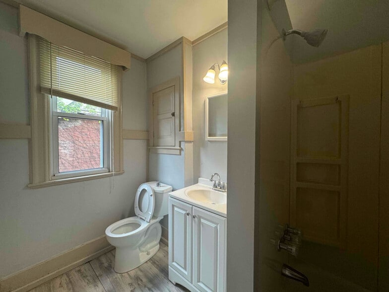 Building Photo - 420 Arabella St