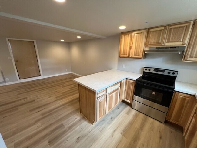 Building Photo - 909 N Western Ave