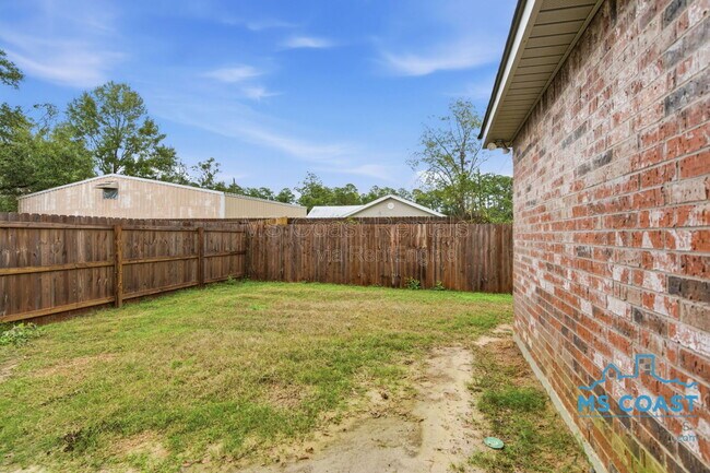 Building Photo - 14320 Southern Maple Ave