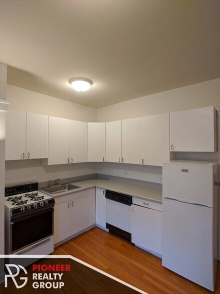 Building Photo - 820 W Waveland Ave