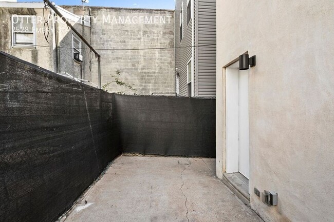 Building Photo - 2528 Emery St