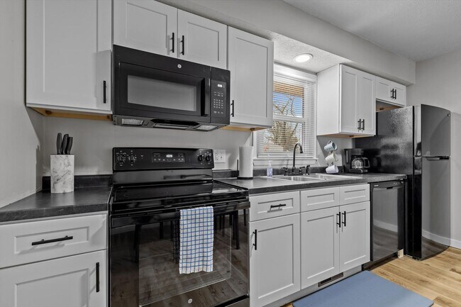 Building Photo - Great furnished month to month rental near...