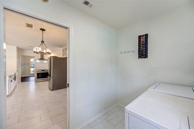 Building Photo - 5930 Miller Valley Dr