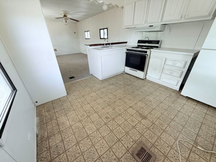 Building Photo - 3601 E Wyoming Ave