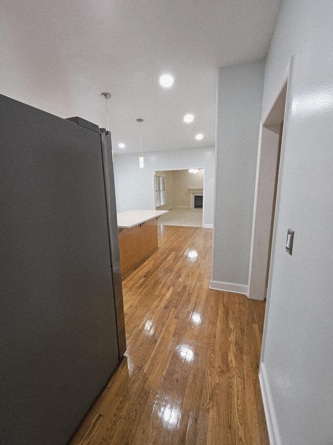 Building Photo - 208 E Bend Ct