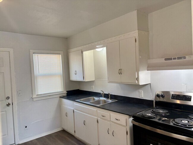 Building Photo - 2316 Miramar Blvd